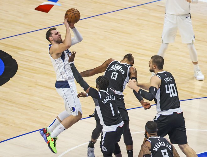 Poskusi Luke Dončića proti trem obrambnim košarkarjem LA Clippers tokrat niso niso prinašali uspeha. FOTO: Kevin Jairaj/USA Today Sports