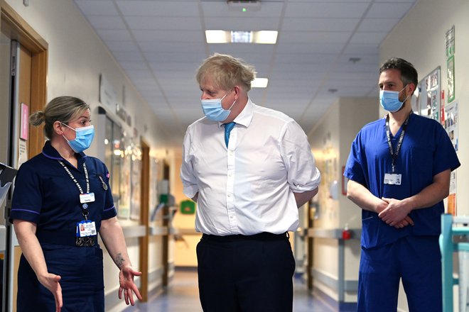 Britanski premier Boris Johnson med nedavnim obiskom bolnišnice v mestu Colchester. Foto: Glyn Kirk/Reuters