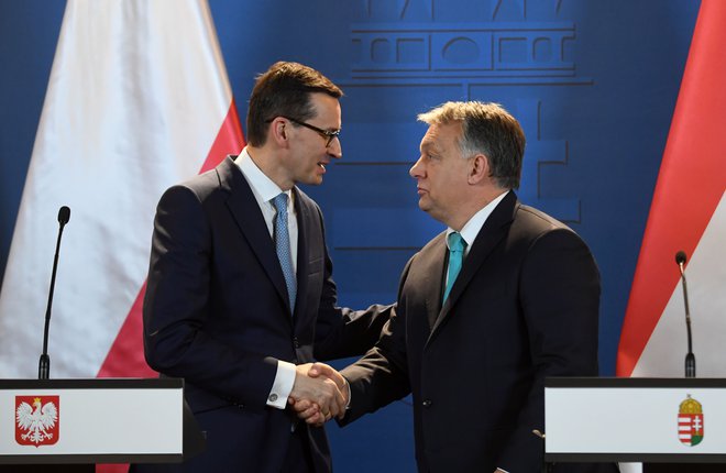 Najbolj očitni tarči novega režima pogojevanja izplačil sta Madžarska in Poljska; na fotografiji Viktor Orbán (desno) in Mateusz Morawiecki. FOTO Attila Kisbenedek/AFP