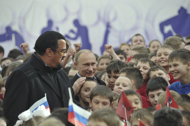 Kakor priča ta fotografije izpred devetih let, sta ruski predsednik Vladimir Putin in ameriški filmski igralec Steven Seagal (na levi) že marca 2013 družno podpirala borilne športe. FOTO: Ria Novosti/Reuters