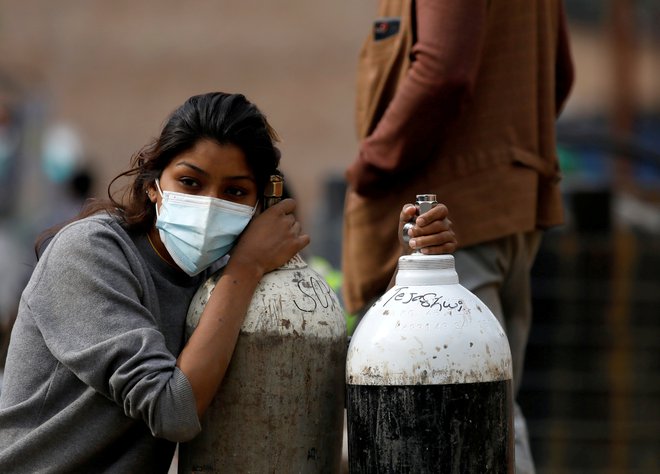 Minuli teden je v kar 19 državah po svetu primanjkovalo medicinskega kisika. Najbolj v Nepalu (prizor na fotografiji), Iranu in Južni Afriki. Foto Navesh Chitrakar/Reuters