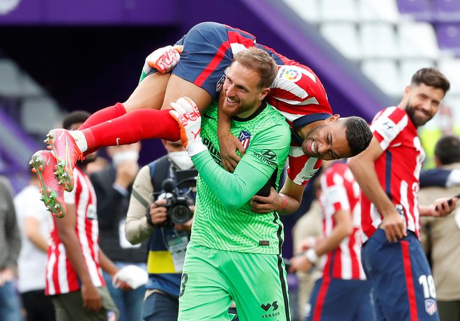 Jan Oblak se je takole pred dnevi veselili svojega prvega naslova španskega prvaka, danes bo pred njim nov reprezentančni preizkus. FOTO: Juan Medina/Reuters