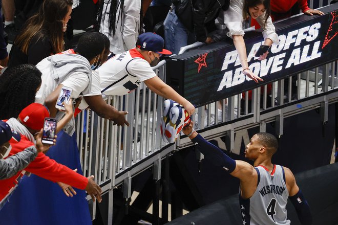 Russell Westbrook (desno) je imel uspešen večer v ligi NBA. FOTO: Tim Nwachukwu/AFP