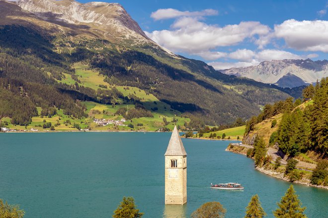 Poleg spominov redkih preživelih prebivalcev je cerkveni zvonik edini opomnik na približno 150 hiš, ki so več kot 500 let spokojno stale v dolini. Foto Shutterstock