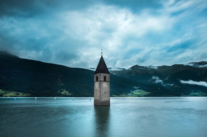 Za skoraj pravljično podobo skrivnostnega jezera se skriva zgodba, ki ni prav nič idilična. Fotografije Shutterstock