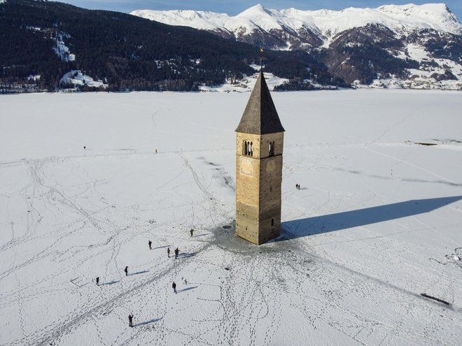 Pozimi, ko zamrzne največje jezero na Južnem Tirolskem, je do zvonika mogoče priti peš.