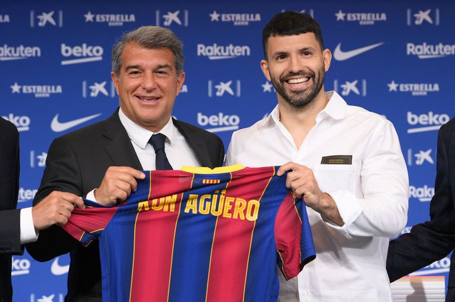 Sergio Agüero (desno) je bil prva okrepitev Barcelone, Eric Garcia druga. FOTO: Lluis Gene/AFP