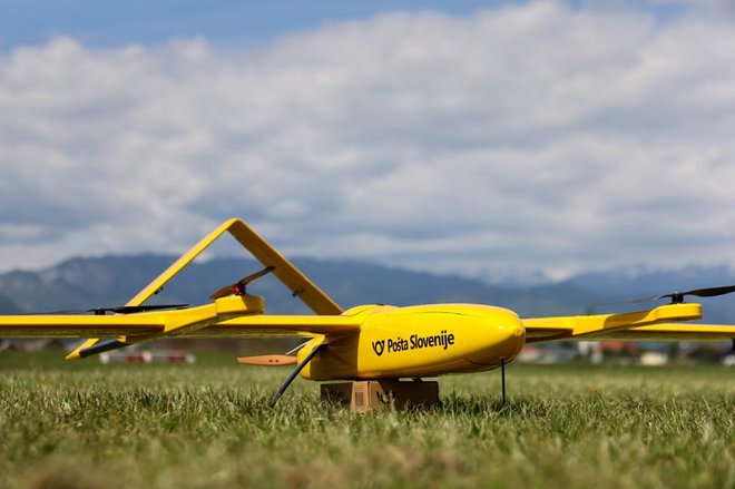Nosilnost drona Pošte Slovenije je 2 kilograma, z enim polnjenjem pa lahko leti do 100 kilometrov. FOTO: Pošta Slovenije