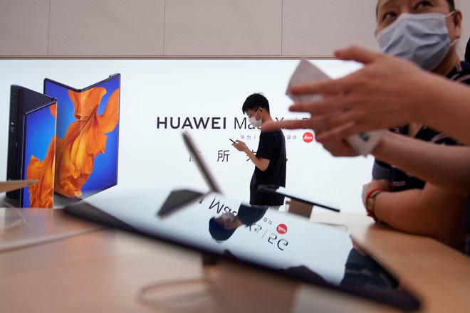 Huawei ob Applovem iosu in Googlovem androidu pošilja na trg tretji operacijski sistem za mobilne telefone. FOTO: Aly Song/Reuters