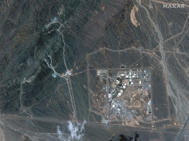 Pogled iz vesolja na enega od ključnih iranskih jedrskih objektov v Natanzu, kjer med drugim poteka bogatenje urana Foto: Maxar Technologies/Reuters