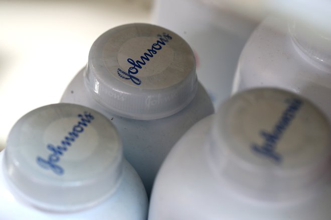 Johnson &amp; Johnson znanega otroškega pudra (Baby Powder) v ZDA in Kanadi ne prodaja več, vendar pa ta ostaja v prodaji drugje po svetu. FOTO:&nbsp;Justin Sullivan/AFP