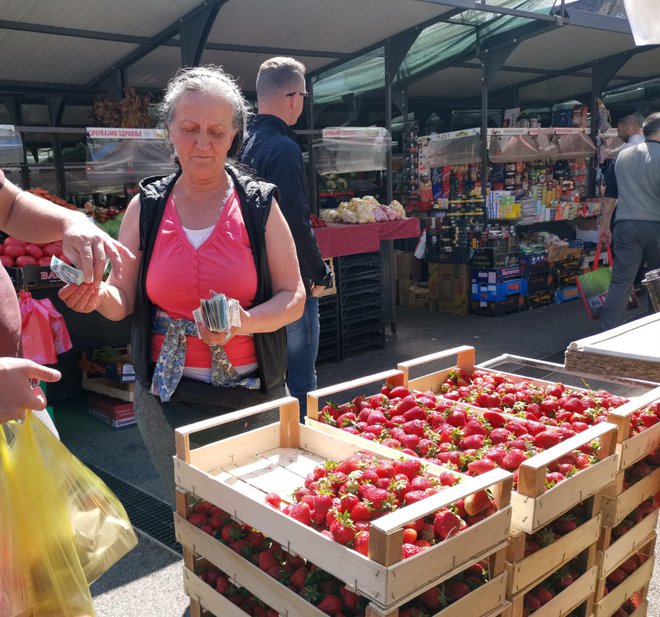 V trgovinah in uradih sicer ljudje disciplinirano nosijo maske, na prostem jih ni treba. Tržnice so zasute z jagodami in češnjami, cena je okoli 1,5 evra. Foto Milena Zupanič