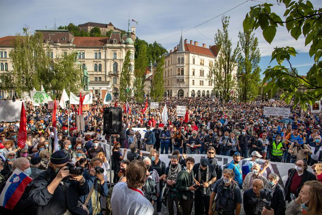 Prepoved zbiranja je dvignila veliko prahu, ustavno sodišče pa je odločilo, da člen zakona, ki je vladi omogočal takšno sprejetje, ni ustaven. FOTO: Voranc Vogel/Delo