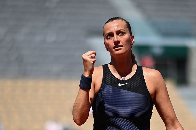 Petra Kvitova se je najprej razveselila uvodne zmage, nato pa se je poškodovala ob igrišču ...FOTO: Christophe Archambault/AFP