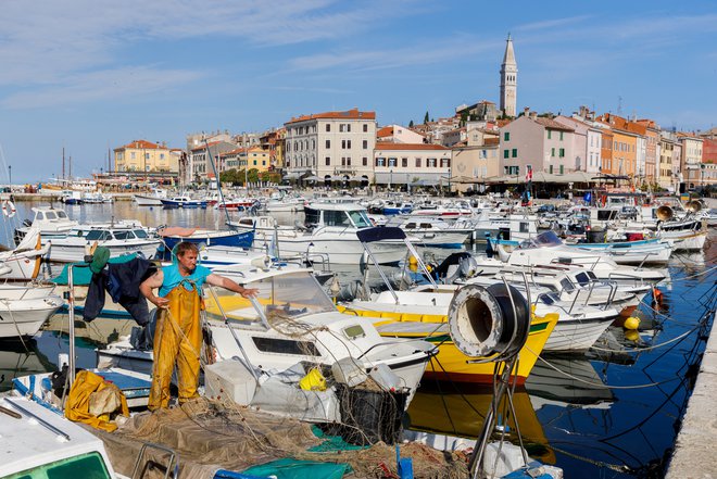 Hrvaški epidemiologi opozarjajo, da v zadnjih tednih upada interes za cepljenje. FOTO: Antonio Bronic/Reuters