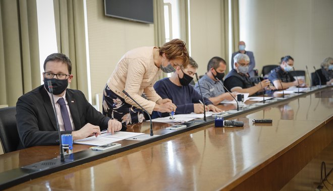 Podpis sporazuma med vlado in sindikati, 28. maja 2021. FOTO: Jože Suhadolnik/Delo