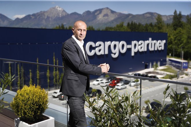 Direktor podjetja cargo-partner Viktor Kastelic si zasluge za uspešno poslovno leto deli z odgovornim, inovativnim in zavzetim kolektivom. FOTO: Leon Vidic/Delo