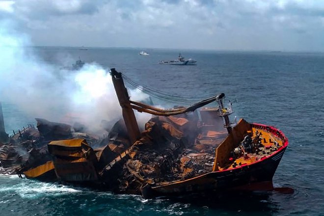 Šrilanki zaradi pogorele tovarne ladje, ki se je že začela potapljati, grozi velika ekološka nesreča. Požar na tovorni ladji X-Press Pearl je izbruhnil pred dobrim tednom dni. Ladja je bila natovorjena z nevarnimi kemikalijami, kot je dušikova kislina, ter mikroplastičnim granulatom. Na obalo je v preteklih dneh že naplavilo na stotine mrtvih rib. FOTO: Afp