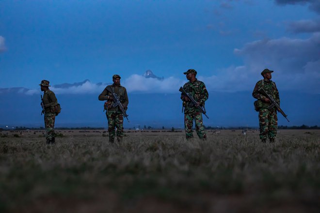 Večerna rangerska patrulja v vznožju Mt.Kenya, druge najvišje afriške gore. FOTO: Matjaž Krivic