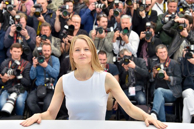 Tako je Jodie Foster pozirala na 69. festivalu leta 2016, ko je predstavljala film<em> Denarne igre. </em>Tudi letos bo pozornost usmerjena vanjo, a z nekaj več razdalje. FOTO: Loic Venance/AFP