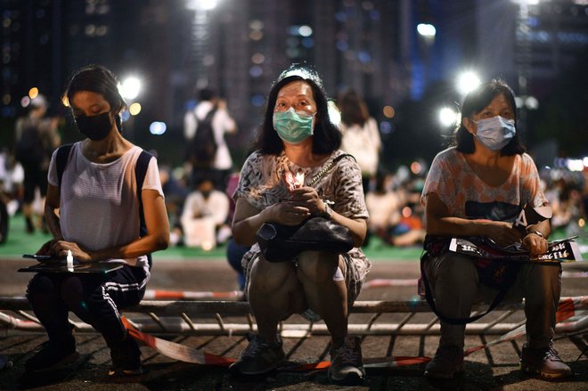 Od več kot 20.000 Hongkonžanov, ki so lani bedeli v Viktorijinem parku, so oblasti izbrale 26 posameznikov, ki so jih aretirali in postavili pred sodišče. FOTO: Anthony Wallace/AFP