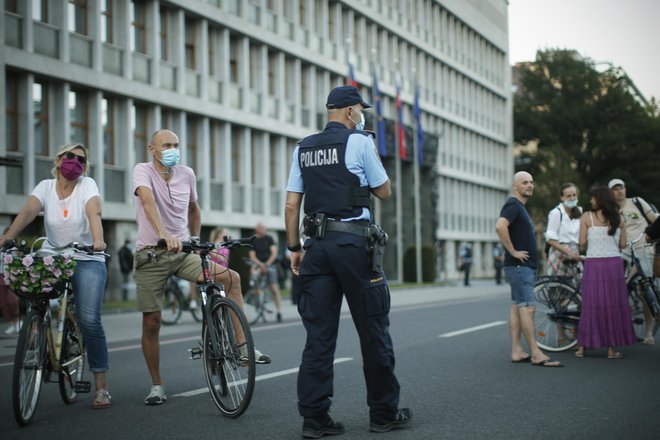 Najpogostejše kršitve kolesarjev so vožnja po neustrezni površini, vožnja brez luči, uporaba mobilnega telefona med vožnjo in neuporaba zaščitne čelade. FOTO: Jure Eržen/Delo