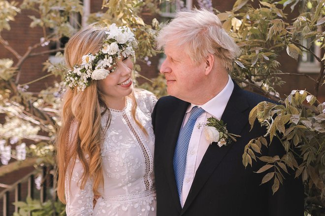 Boris Johnson je s poroko s svojo izbranko Carrie Symonds postal prvi britanski premier v skoraj 200 letih, ki se je oženil za časa svojega mandata. FOTO: Rebecca Fulton/AFP