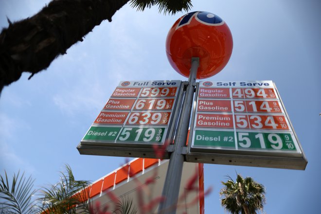 Vse višje cene goriva na črpalkah so znak inflacije, ki ga zaznamo tudi potrošniki. FOTO: Lucy Nicholson/Reuters