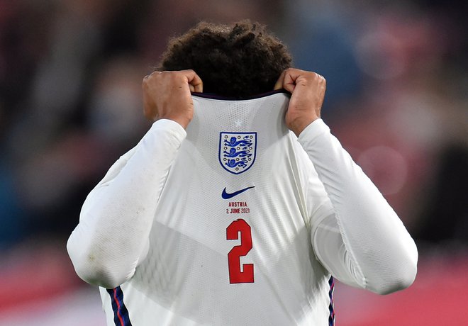 Trent Alexander-Arnold v obupu, ko se je poškodoval na sredini prijateljski tekmi Anglije z Avstrijo. FOTO: Peter Powell/Reuters