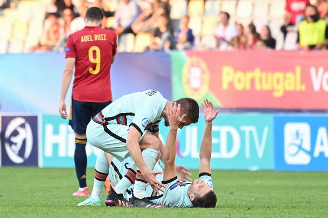Portugalski mladi nogometaši so se razveselili polfinalne zmage nad Španijo v Mariboru. FOTO: Jure Makovec/AFP)
