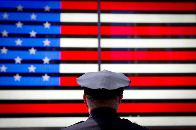 Newyorški policist Frank &quot;Frankie-V&quot; Viscione med prejemanjem priznanja na trgu Times Square. FOTO: Brendan Mcdermid/Reuters