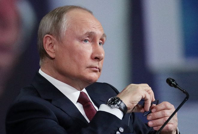 Ruski predsednik Vladimir Putin je uradno pritrdil načrte, po katerih bodo začeli v Rusiji v kratkem – predvidoma julija – s cepivom proti covidu-19 Sputnik V cepiti tudi tujce, ki pa bodo morali za to plačati. FOTO: Sputnik via Reuters