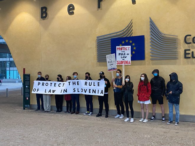 Protest pred Evropsko komisijo. FOTO: P. Ž./Delo