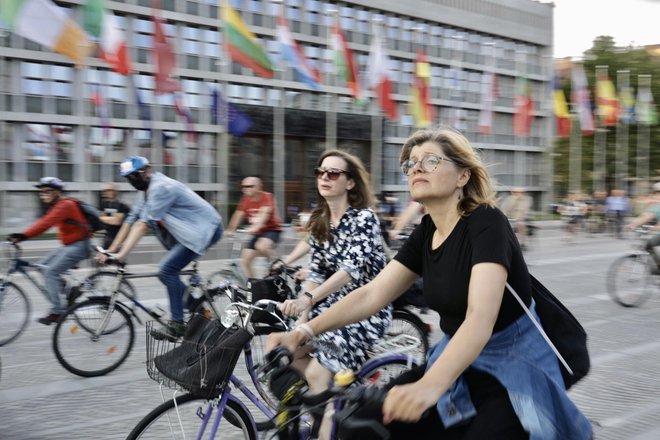 Protestniki so kolesarili pred Državnim zborom. FOTO: Voranc Vogel/Delo