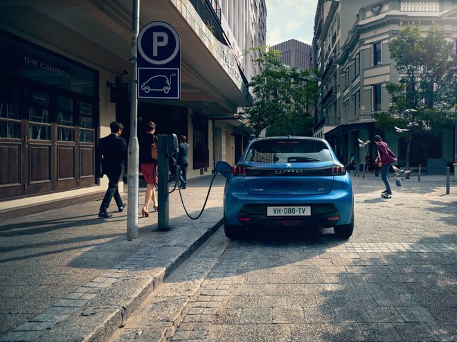 Električni avtomobil lahko polnite med opravki v mestu. FOTO: Peugeot