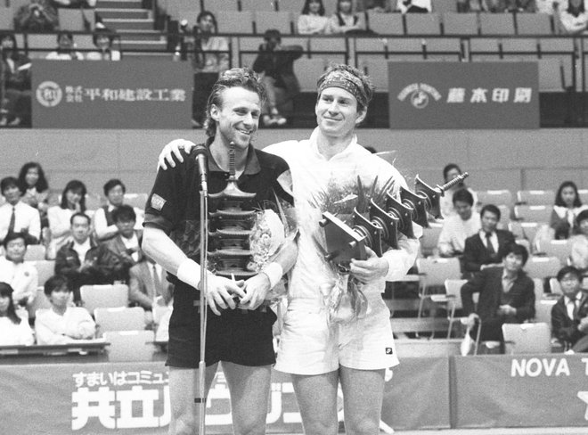 Borg (levo) in McEnroe na ekshibicijskem dvoboju na Japonskem leta 1989. FOTO: Eriko Sugita/Reuters