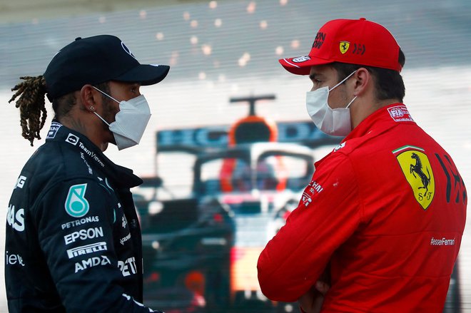 Lewis Hamilton in Charles Leclerc sta si imela po kvalifikacijah veliko za povedati. FOTO: Maxim Shemetov/AFP