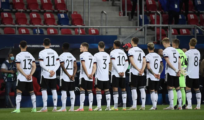 Mlada reprezentanca Nemčije pred začetkom polfinalnega obračuna z Nizozemsko. FOTO: Attila Kisbenedek/AFP