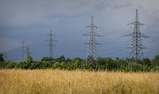 Brez velikih vlaganj v omrežje ne bo mogoče priključevati dodatnih proizvodnih naprav. FOTO: Jože Suhadolnik/Delo