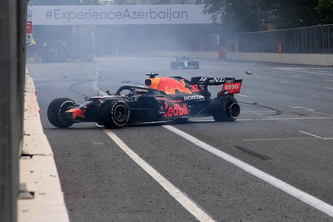 Max Verstappen je trčil v ogrado in končal dirko. FOTO: Natalia Kolesnikova/AFP