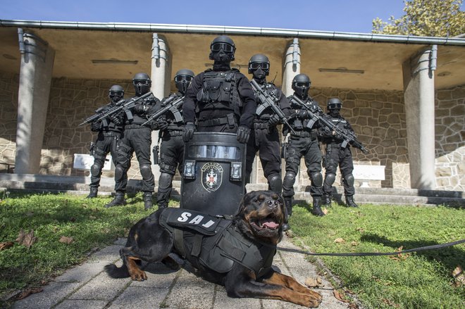 Srbijo čaka še veliko dela v boju proti organiziranemu kriminalu. Na fotografiji pripadniki srbske protiteroristične enote. Foto Marko Djurica/Reuters