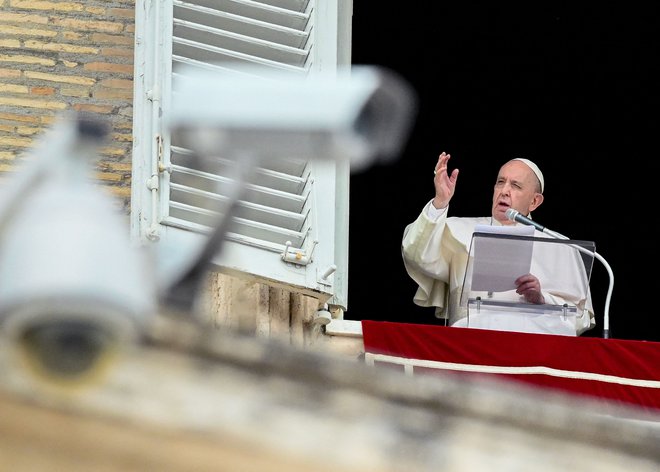 »Z bolečino spremljam novice, ki prihajajo iz Kanade o šokantnem odkritju ostankov 215 otrok,« je Frančišek povedal po današnji molitvi na Trgu svetega Petra v Vatikanu. FOTO: Vincenzo Pinto/AFP