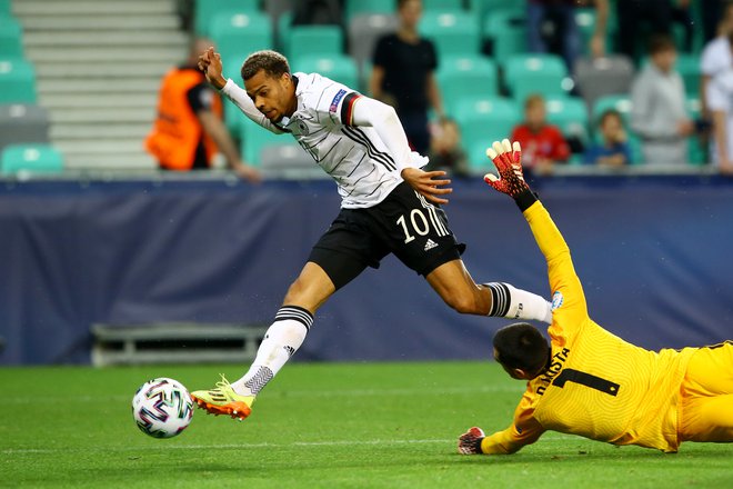 Lukas Nmecha je takole zabil zmagoviti gol v finalu eura. FOTO: Borut Zivulovic/Reuters