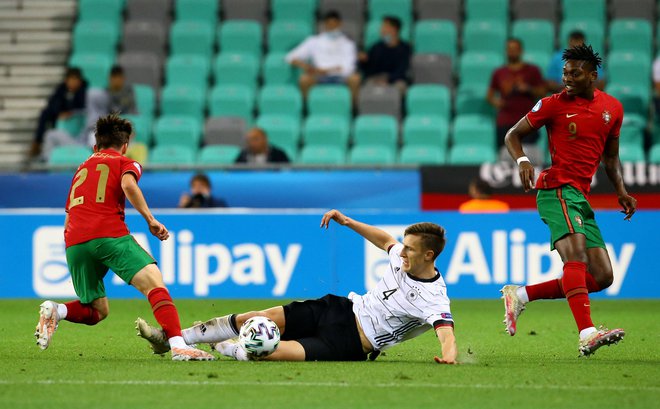 Os portugueses esforçaram-se, mostraram algumas ações perigosas, mas os alemães foram visivelmente mais fortes fisicamente e venceram muitos duelos.  FOTO: Borut Zivulovic/Reuters