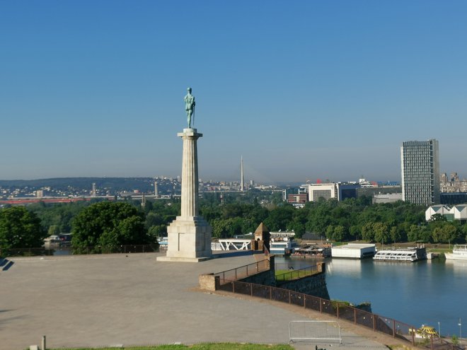 Plato na Kalemegdanu, ki so ga pred 110 leti napolnili Beograjčani,da bi videlii prvi let z letalom, bo prizorišče letošnje spominske slovesnosti. Foto Milena Zupanič