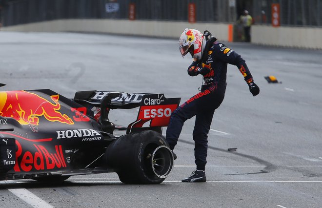 Max Verstappen je takole jezno brcnil počeno gumo, ki ga je ustavila na poti do zmage v Bakuju. FOTO: Anton Vaganov/Reuters