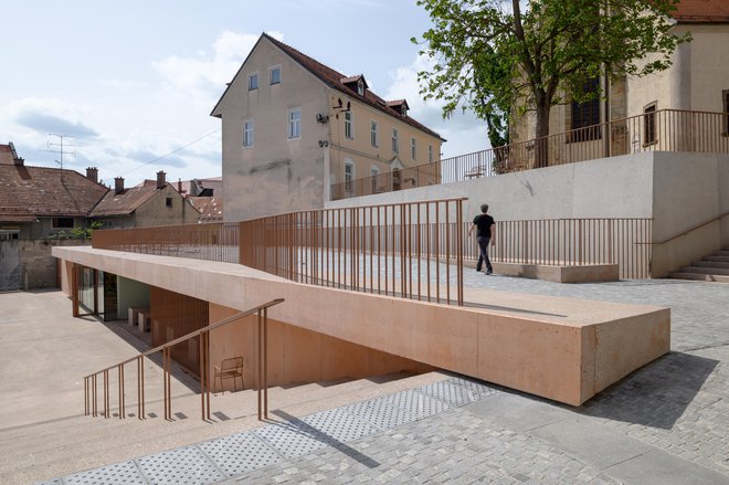 Plečnikova nagrada Tržnici Ptuj: Na mestu nekdanjega tržnega prostora, ki je zasedel prostor porušene vojašnice, se vzpostavlja nov urbani javni prostor, prostor trga in tržnice, in to tam, kjer kakovostnega javnega odprtega prostora ni bilo. FOTO: Miran Kambič