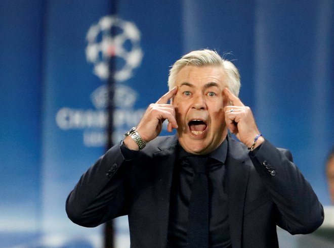 Carlo Ancelotti med tekmo lige prvakov, kamor se v prihajajoči sezoni, če njegov Real ne bo kaznovan, vrača po že svojo četrto lovoriko v vlogi trenerja. FOTO: Charles Platiau/Reuters