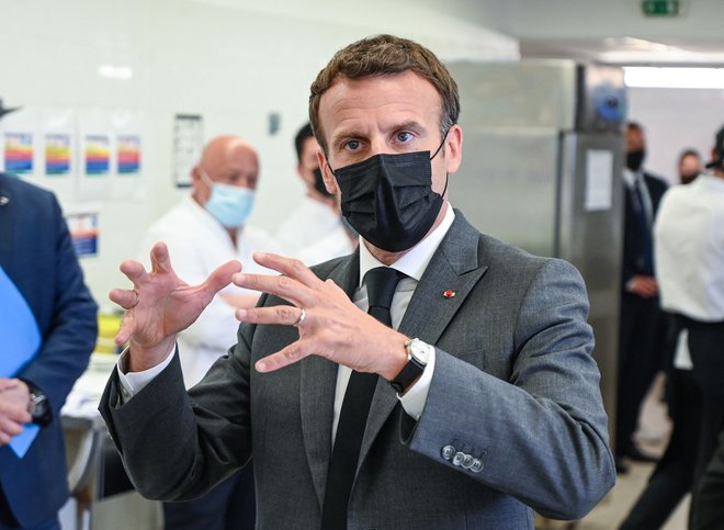 Emmanuel Macron se je med obiskom departmaja&nbsp;Drôme na jugovzhodu Francije med drugim srečal z gostinci, tema je bil povratek v normalno življenje po epidemiji novega koronavirusa. FOTO: Philippe Desmazes/AFP