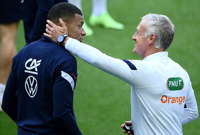 Francoski selektor Didier Deschamps in njegov udarni napadalec Kylian Mbappe. FOTO: Franck Fife/AFP